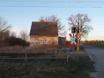 Nicht mehr lange dauern wird es,wenn auch hier eines Tages die Abrißbirne kommt und das ehemalige Postenhäuschen von Manschenhagen(Strecke Stralsund-Rostock)verschwindet.Aufnahme am 28.November 2016.