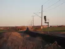 Vom Bahnübergang Manschenhagen(Strecke Stralsund-Rostock) konnte ich den Vorsignalwiederholer für das Einfahrsignal Velgast,aus Richtung Rostock,,am 28.November 2016,fotografieren.Bis Heute ist der Einst geplante zweispurige Ausbau der Strecke eingleisig geblieben.
