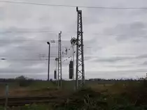 Zwei Abspannmasten,am 08.November 2016,in Bergen/Rügen.