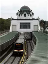 Der Kaiser- oder Hofpavillon - 

Am östlichen Ende der Wiener U4-Station Hietzing findet sich der eigens für den Kaiser errichtete Zugang zur damaligen Stadtbahn. Wie die gesamte Stadtbahn, wurde auch diese Bauwerk nach Plänen von Otto Wagner errichtet. Heute können die Bahnsteige von diesem Pavillon nicht mehr erreicht werden. Man erkennt rechts und links zwei Öffnungen, an denen früher wohl die Abgänge angeschlossen waren. Heute beherbergt das Gebäude ein Museum. 

08.10.2016 (M)


