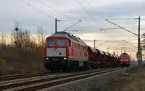 Nachdem 232 283 bereits am Morgen des 22.11.16 mit einem Schotterzug durch Greppin Richtung Bitterfeld rollte, kam diese nach circa 1,5 Stunden wieder durch Greppin Richtung Dessau. WFL hatte einen Teil des Schotterzuges in Bitterfeld abgestellt. Da 232 283 von Bitterfeld bis Greppin auf dem Gegengleis verkehren musste kam 185 034 im Hintergrund zum stehen.