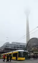 Dichter Nebel umhüllte an diesem grauen Oktobertag den Fernsehturm von Berlin. Nur die Tram bringt ein bisschen Farbe ins Bild.

Berlin Alexanderplatz, 17. Oktober 2016