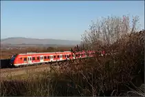Nach rechts zunehmende Verdeckung II -

Eine Fotostelle an die sich normalerweise kein Bahnfotograf hinstellt um einen Zug zu fotografieren. Aber man kann die Verdeckung durchaus auch zum Bildthema machen. Hier behaupt sich der von der tiefstehenden Sonne angestrahlte S-Bahnzug ganz gut gegen das Gestrüpp.

Aufgrund der Erfahrungen mit dem ersten Bild http://www.bahnbilder.de/bild/Deutschland~S-Bahnen+und+Regionalstadtbahnen~S-Bahn+Stuttgart/981481/-nach-rechts-zunehmende-verdeckung--aber.html
nun eine zweite Version. Eigentlich wollte ich den Zugschatten dieses Mal nicht abschneiden, hab ich auch nicht, aber es sah dann doch eher doof aus und war es doch besser sein Ende aus dem Bild zu nehmen. Der Zug kommt aber jetzt nicht mehr so dicht an den Bildrand wie bei der ersten Version. Bei jener hatte ich auch die Kamera zu tief gehalten und so ergab sich ein langgestrecktes Format. Das ist hier auch korrigiert.

Der Himmel war jetzt klar und somit auch die Sonne etwas kräftiger, die Kontraste empfinde ich daher stimmiger als beim anderen Bild.

S-Bahn im Remstal zwischen Rommelshausen und Weinstadt-Endersbach.

05.12.2016 (M)