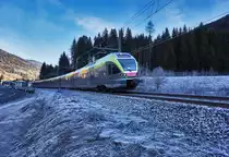 ETR 170 001-1 fährt als REX 1864 (Lienz - Fortezza/Franzensfeste) nahe der italienisch-österreichischen Grenze vorüber.
Aufgenommen am 4.12.2016.
