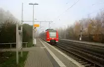 Die Rhein Niers Bahn (RB33) kommt aus Duisburg-Hbf nach Aachen-Hbf und kommt aus dem Nebelgefahren aus Richtung Mönchengladbach-Hbf,Rheydt-Hbf,Wickrath,Beckrath,Herrath und hält in Erkelenz und fährt dann weiter in Richtung Baal,Hückelhoven-Baal,Brachelen,Lindern,Süggerrath,Geilenkirchen,Frelenberg,Zweibrüggen,Übach-Palenberg,Rimburg,Finkenrath,Hofstadt,Herzogenrath, Kohlscheid,Richterich,Laurensberg,Aachen-West,Aachen-Schanz,Aachen-Hbf. Aufgenommen vom Bahnsteig 1 in Erkelenz. 
Bei Sonne und Nebel Mittag vom 3.12.2016.