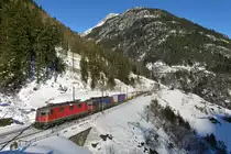 Eine Re 10/10 mit einem KLV am 11.02.2015 oberhalb von Wassen. 