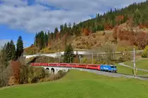 Ge 4/4 II 619 mit einem RE nach Scuol am 29.10.2016 bei Serneus. 