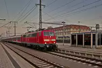 111 073 verlässt mit einem RE nach Stuttgart Hbf den Bahnhof Singen(Htw).Bild vom 5.12.2016