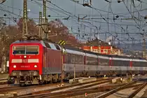 120 143-3 verl�sst im letzten Tageslicht mit dem IC 184 von Z�rich HB nach Stuttgart Hbf den Bahnhof Singen(Htw).Bild vom 5.12.2016