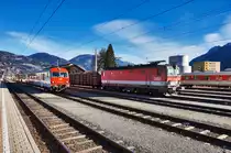 1144 256-5 steht mit einem kurzen Holzzug in Richtung Sillian, im Bahnhof Lienz.
Aufgenommen am 2.12.2016.