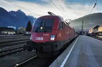 1116 053-0 steht mit dem D 15632 und railjet 632 (Lienz - Wien Hbf), abfahrtbereit im Bahnhof Lienz.
Aufgenommen am 4.10.2016.