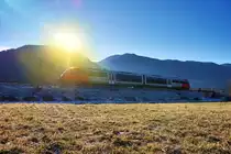 Ein strahlend schöner Tag, perfekt für ein paar letzte Fotos des Regelbetriebs.
Hier fährt soeben 5022 023-3  Hermagor-Pressegger See  als R 4814 von Kötschach-Mauthen nach Villach Hbf vorüber.
Aufgenommen am 8.12.2016 nahe der Haltestelle Reisach.
