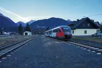 Hier in Kötschach-Mauthen wird der Zug halt einfach mal zum Privatwagen umfunktioniert. Da das Dienstzimmer vom Streckenende der Gailtalbahn nicht mehr weit entfernt ist, fuhr der Lokführer halt so weit wie es ging.

Unterwegs war 5022 021-7 zuvor als R 4827 von Villach Hbf nach Kötschach-Mauthen.
Aufgenommen am 8.12.2016.
