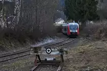 Wie es der Prellbock schon andeutet: Die Gailtalbahn wurde von der Politik nun erfolgreich auf Abstellgleis gestellt.
Ab dem 11.12.2016 geht die Strecke von Hermagor bis Kötschach-Mauthen in den Besitz des Landes Kärnten über, also genau in die Hände der roten und grünen Politiker, diese die Einstellung ja so sehr befürworten und den Bus als  Zukunft der Mobilität  betiteln.
Es bleibt also zu hoffen, dass die Gespräche zwischen Land und Verein Gailtalbahn gut laufen und wir schon am 1. Mai 2017 ein Sonderzug durchs obere Gailtal fahren lassen können.

Bei dem Zug auf dem Bild handelt es sich um 5022 021-7 dieser genau auf den letzten Metern der Gailtalbahn, im Bahnhof Kötschach-Mauthen, abgestellt ist. Da hat man als Fotograf schon Glück, wenn der Lokführer nicht so weit zum Dienstzimmer gehen will ;-)

Aufgenommen am 8.12.2016.
