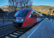 Seit heute um Mitternacht ist der ober Teil der Gailtalbahn offiziell im Besitz des Landes Kärnten.
Ein solches Bild von einem 5022 in Kötschach-Mauthen wird jetzt wohl für länger Zeit nicht mehr möglich sein.
Hier zu sehen ist 5022 021-7 als R 4827 von Villach Hbf nach der Ankunft im Endbahnhof Kötschach-Mauthen.
Aufgenommen am 8.12.2016.