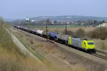 Mit einem Kesselwagenzug zum Tanklager des Münchner Flughafens kam am 09. April 2015 die 119 005 von RheinCargo an der Fotostelle bei Nordheim mit Blick auf Donauwörth vorbei.