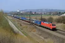 Bei Nordheim wurde noch die Durchfahrt von KT 43221 von Dradenau nach Verona Q.E. abgewartet. Am 09. April 2015 war 152 130 Zuglok. Sie wird den Zug bis München Ost Rbf führen, dort findet dann für die Fahrt zum Brenner ein Lokwechsel statt.