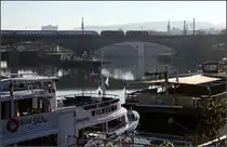 Steuerwagen voraus -

... aber nicht ganz im Sinne des Erfinders. IC mit zwei Dieselloks vor dem Steuerwagen auf der Bad Cannstatter Neckarbrücke.

10.12.2016 (M)