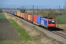 Aktuell für Metrans im Einsatz ist die 482 043 von SBB Cargo. Hier ist sie am 09. April 2015 bei Druisheim mit dem DGS 69437
von Dradenau nach München Riem Ubf zu sehen. Die windschiefen Oberleitungsmasten in diesem Streckenabschnitt haben sicherlich keine lange Zukunft mehr vor sich....