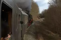 auf der Strecke  die 52  1832-6, eine kleine Steigung von Gößnitz Richtung Nöbdenitz ist zu überwinden.10.12.2016 13:03 Uhr.