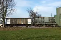 Eisenbahnraritäten in Frauenfeld

Zypen Doppelspeichenachse mit Baujahr 1887 (ehemals RHB)
M4 257 mit Baujahr 1898 (ehemals RHB)
Gk 206 mit Baujahr 1889 (ehemals SGA/AB)
Kühlwagen P 23 85 849 1801-1 mit Baujahr 1951 (ehemals Sais)

Beim Gk 206 handelt es sich um den zweiten noch existierenden Güterwagen dieser Bauart der SGA/AB.

Der Kühlwagen der bereits im Frühjahr unter BB.de eingehend behandelt wurde, wechselte am 2. März 2016 seinen Standort von Busswil nach Frauenfeld.
Während vielen Jahren bereicherte er die Fahrzeug Sammlung des NBCB.

Der Retter sowie Besitzer dieser Raritäten ist die Gesellschaft IG Schiene Schweiz (9. Dezember 2016).

Foto: Walter Ruetsch    