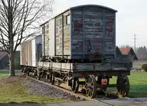 Eisenbahnraritäten in Frauenfeld

Zypen Doppelspeichenachse mit Baujahr 1887 (ehemals RHB)
M4 257 mit Baujahr 1898 (ehemals RHB)
Gk 206 mit Baujahr 1889 (ehemals SGA/AB)
Kühlwagen P 23 85 849 1801-1 mit Baujahr 1951 (ehemals Sais)

Beim Gk 206 handelt es sich um den zweiten noch existierenden Güterwagen dieser Bauart der SGA/AB.

Der Kühlwagen der bereits im Frühjahr unter BB.de eingehend behandelt wurde, wechselte am 2. März 2016 seinen Standort von Busswil nach Frauenfeld.
Während vielen Jahren bereicherte er die Fahrzeug Sammlung des NBCB.

Der Retter sowie Besitzer dieser Raritäten ist die Gesellschaft IG Schiene Schweiz (9. Dezember 2016).

Foto: Walter Ruetsch  
