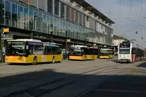 FW/FW: Die S 15 nach Wil mit dem ABe 4/8 7005  Zebra  als Zug 7132 während der Abfahrt auf dem Bahnhofplatz Frauenfeld am 9. Dezember 2016.
Foto: Walter Ruetsch  