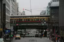 Mitten in der Stadt, eng eingeklemmt zwischen hohen Häusern, liegt der Bahnhof Berlin Friedrichstraße. Fernzüge durchfahren ihren, S- und Regonalbahnen, sowie die Tram halten hingegen.
Das Bild wurde von einem Fußgängerüberweg gemacht, die Ampel zeigte mir natürlich grün.

Berlin Friedrichstraße, 17. Oktober 2016