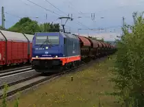 185 409-0 bespannte am 27.05.2015 einen Schüttgutwagen-Ganzzug in Fahrtrichtung Süden. Aufgenommen in Eichenberg.