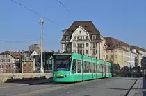 Be 6/8 Combino 321, auf der Linie 6, überquert die Mittlere Rheinbrücke. Die Aufnahme stammt vom 30.11.2016.