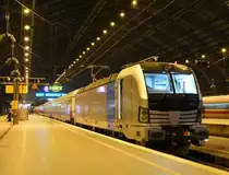 Am 10.12.2016 war 193 827 ein erst 2 Wochen junger Vectron damit beauftragt den AKE Rheingold nach Erfurt zu ziehen. Noch sieht er aus wie aus dem Ei gepellt. 

Köln Hbf 10.12.2016