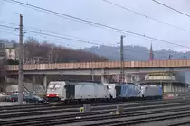 Lokomotion 186 443 + 186 440 + 186 110 zu abendlicher Stunde im Bahnhof Kufstein am 11. Dezember 2016.