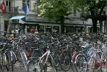 Drahtesel und Tram -

Zürich, Bahnhof Stadelhofen.

24.05.2008 (M)