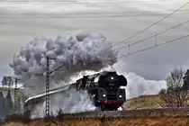 01 519 dampft mit dem Sonderzug aus Böblingen an den Weihnachtsmarkt in Konstanz durch das Primtal.Bild vom 11.12.2016