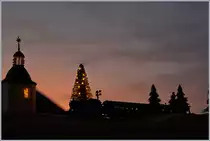 Großartige Wolken-Stimmung und eine kleine Bahn; kaum dampfend fährt eine mini-club Dampflok der BR 89 mit einem kurzen Personenzug an der berühmten  Stille Nacht Heilige Nacht - Kapelle vorbei.
13. Dez. 2016