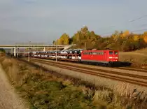 Die 151 166 mit einem Autozug am 28.10.2016 unterwegs bei Hebertshausen.