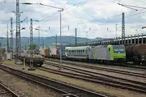 Mit einer RoLa (Novara - Freiburg (Brsg) Rbf) fuhr am 09.07.2015 die Re 485 014-5 durch den Badischen Bahnhof von Basel gen Deutschland.