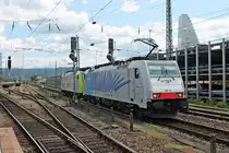 Durchfahrt am 09.07.2015 von Railpool/Lokomotion/BLS Cargo 186 102 zusammen mit Re 485 013-7 als Lokzug in Basel Bad Bf über Gleis 1, um in Basel Bad Rbf/Weil am Rhein einen Güterzug zusammen zu bespannen.