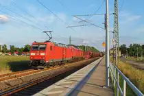 Die 185 074-2 mit einer kalten Ludmilla und gemischtem Güterzug am 27.06.2016 bei der Durchfahrt in Nassenheide.