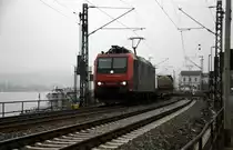 482 007-2 von der SBB Cargo kommt aus Richtung Köln,Koblenz mit einem Güterzug aus Antwerpen-Oorderen(B) nach Gallarate(I) und fährt durch Rüdesheim(am Rhein) in Richtung Süden.
Aufegenommen auf der Rechten Rheinstrecke (KBS 466 in Rüdesheim(am Rhein). 
Bei Wolken am Kalten Nachmittag vom 8.12.2016. 