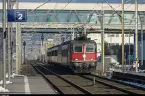 Re 4/4 11303 durchfährt am 5. Dezember 2013 mit einem IR Locarno - Luzern - Basel SBB die Station Buchrain. Die IR am Gotthard sind seit dem Fahrplanwechsel im Dezember 2016 und der Inbetriebnahme des Gotthard Basistunnels Geschichte.