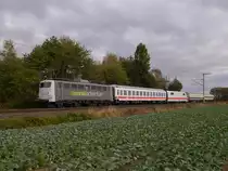Railadventure 139 558 (91 80 6 139 558-1 D-RADVE) ist mit der Überführung eines ICE1-Triebkopfes unterwegs Richtung Norden.
13.10.2016 Brühl-Schwadorf