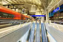 Perfekt fügt sich Altes und Modernes im Salzburger Hbf zusammen. Unter den modernen hohen Bahnsteigdächern schneit und regnet es zwar herein, aber Hauptsache es sieht gut aus ;-)
Hier verlässt soeben ein der railjet 64 auf dem Weg von Budapest Keleti nach München Hbf die alte restaurierte Stahlhalle.

Aufgenommen am 10.12.2016.