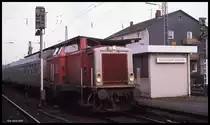 212325 hat hier mit einem Nahverkehrszug aus Wuppertal am 7.12.1989 um 12.08 Uhr den damals noch so genannten Bahnhof Solingen Ohligs heute Solingen HBF erreicht.