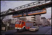 Die Wuppertaler Schwebebahn überquert hier am 7.12.1989 nahe dem Bahnhof Zoo die Sonnborner Straße in Wuppertal Elberfeld West. 