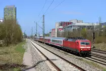 Das war das Ziel der am 14. April 2015 am Münchner Heimeranplatz eingelegten Mittagspause: Der nur noch an Dienstagen verkehrende PbZ 2460. In der Hoffnung auf eine  Kasten-Zehner  oder eine  Bügelfalte  wurde Position bezogen. Stattdessen kam ein anderer Bundesbahn-Klassiker: 120 145 ist mit ihren fünf Wagen noch am Beginn der kleinen Stadtrundfahrt. Von Pasing geht es über Laim Rangierbahnhof zum Ostbahnhof. Anschließend über Daglfing zum Nordring, um dann bei Olching auf die KBS 980 Richtung Augsburg zu gelangen.