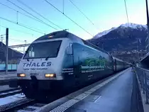 Re 460 005 mit Thales Werbung am 16.12.16 kurz vor der Abfahrt mit dem IR nach Genf.