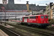 110 243 mit Werbebeklebung, abgestellt im Kölner Hauptbahnhof am 4. Januar 2008.