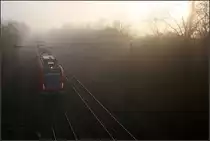 Die Sonnenstrahlen versuchen sich gegen den Nebel zu behaupten -

Ein S-Bahnzug auf der S2 in Richtung Filderstadt am Ortsrand von Kernen-Rommelshausen an einem nebeligen Dezember-Morgen.

15.12.2016 (M)
