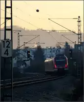 Dem Morgen entgegen -

Ein Zug der S-Bahnlinie S2 auf dem Weg nach Schorndorf erreicht gleich Weinstadt-Endersbach. Die erste Station heißt allerdings Stetten-Beinstein; dieser Haltespunkt lag ursprünglich auf freiem Feld zwischen den beiden namensgebenden, aber doch recht weit entfernten Orten. Heute wäre der Name Endersbach-West passender.

10.12.2016 (M)